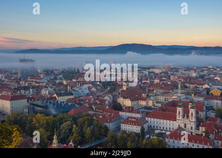 Stadtbild von Graz mit der Mur und der Mariahilfer Kirche (Mariahilferkirche), Blick vom Schlossberg, in Graz, Steiermark, Österreich Stockfoto