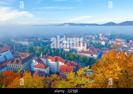 Stadtbild von Graz mit der Mur und der Mariahilfer Kirche (Mariahilferkirche), Blick vom Schlossberg, in Graz, Steiermark, Österreich Stockfoto