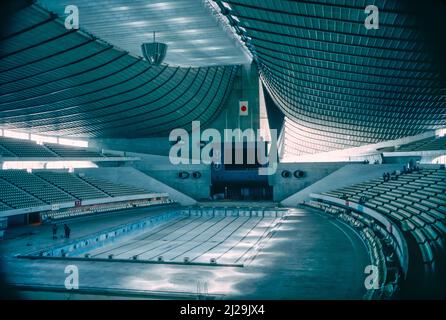 Das Yoyogi National Stadium ist eine Hallenarena im Yoyogi Park in Shibuya, Tokio, die für ihre Dachkonstruktion berühmt ist. Es wurde von Kenzo Tange entworfen und für Wasserveranstaltungen bei den Olympischen Sommerspielen 1964 gebaut. Stockfoto