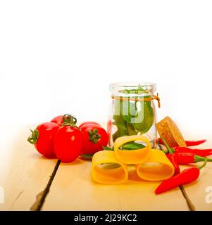 Italienische Pasta Paccheri oder Pastasorte mit Tomaten-Minze und Chili-Pfeffer-Zutaten Stockfoto