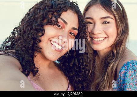 Nahaufnahme von zwei niedlichen Mädchen, die ein Selfie, lächelnde Mädchen, die ein Selbstporträt, Selfie von zwei Mädchen Stockfoto