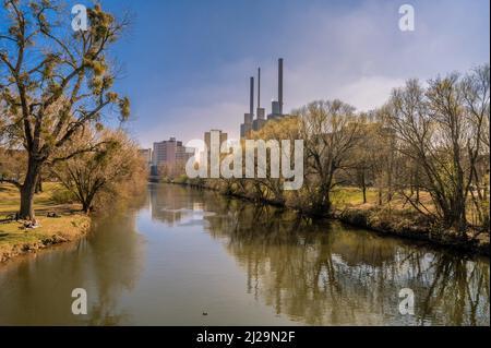 Der Fluss Ihme mit dem Blockheizkraftwerk „die drei warmen Brüder“ und das Ihme-Zentrum im Hintergrund im Bezirk von Stockfoto