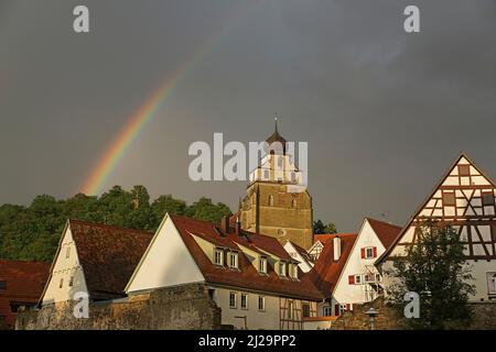 Stürmische Atmosphäre mit Regenbogen über Stiftskirche und Altstadt, Herrenberg, Böblingen, Baden-Württemberg, Deutschland Stockfoto