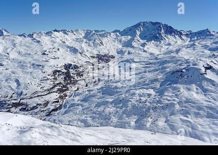 Blick auf schneebedeckte Berge und Landschaft, Val Thorens, Skigebiet Trois 3 Vallees, Val Thorens, Haute Savoie, Hochsavoyen, Frankreich Stockfoto