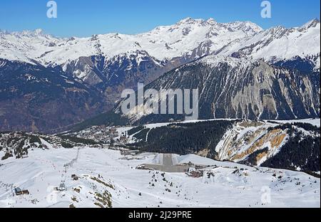 Blick auf Skipiste, Skilift, Flugplatz, schneebedeckte Berge, Skigebiet 3 Trois Vallees, Courchevel, Haute Savoie, Hochsavoyen, Frankreich Stockfoto