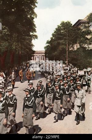 Die Mitglieder der faschistischen italienischen Jugendgruppe, Avantguardia, marschieren auf ihrem Weg durch München, um Adolf Hitler zu besuchen. Adolf Hitler (* 20. April 1889 in Stockfoto