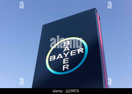 Bayer AG, Logo vor der Firmenzentrale, Pharmaunternehmen, Chempark Leverkusen, Nordrhein-Westfalen, Deutschland Stockfoto