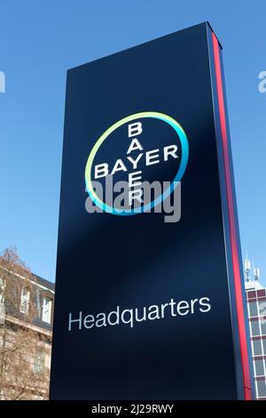Bayer AG, Logo vor der Firmenzentrale, Pharmaunternehmen, Chempark Leverkusen, Nordrhein-Westfalen, Deutschland Stockfoto