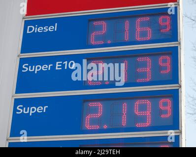 Preisplatine an einer Esso-Tankstelle, Deutschland Stockfoto