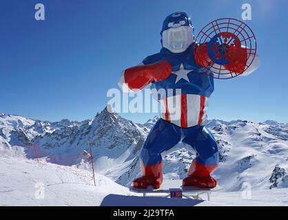 Skulptur Wild Kong von Richard Orlinski, Trois 3 Vallees Ski Resort, Courchevel, Haute Savoie, Hochsavoyen, Frankreich Stockfoto