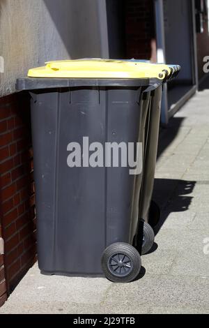 Gelber Papierkorb für Kunststoffabfälle, Abfalltrennung, Deutschland Stockfoto