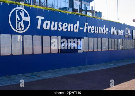 Thousand Friends Wall vor der Veltins Arena, dem Fußballstadion Schalke 04 und der Multifunktionsarena, Gelsenkirchen, Ruhrgebiet, Nord Stockfoto