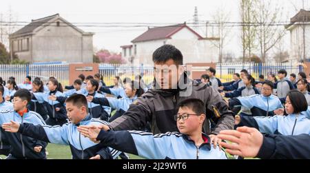 HAI'AN, CHINA - 31. MÄRZ 2022 - das Foto vom 31. März 2022 zeigt Studenten, die auf dem Spielplatz der Huji Junior High School in Kampfkunst üben Stockfoto