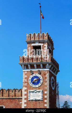 VENEDIG, ITALIEN - 18. MAI 2018: Dies ist ein Fragment des Uhrturms an den Seetoren des Arsenals. Stockfoto