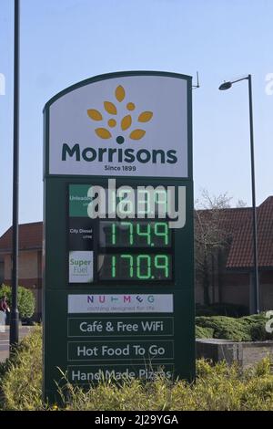 Kraftstoffpreisschild, morrisons, märz 2022, diss, england Stockfoto