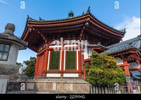 Nara, Japan - 5. Januar 2020. Detail eines historischen Tempels im Nara Park. Nara ist eine historische Stadt in Japan, berühmt für ihre vielen Tempel und Schreine. Stockfoto