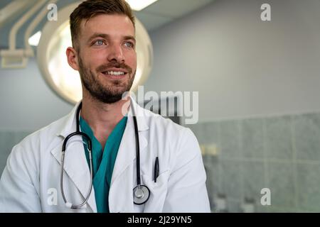Mitarbeiter im Gesundheitswesen, Coronavirus, Covid-19-Pandemie und Versicherungskonzept. Stockfoto