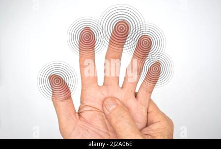 Kribbeln und Taubheit in den Fingerspitzen des alten asiatischen Mannes mit Diabetes. Probleme mit dem Fingergefühl. Probleme mit der Hand und den Nerven. Feine Note Stockfoto