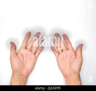 Kribbeln und Taubheit in den Fingerspitzen des alten asiatischen Mannes mit Diabetes. Probleme mit dem Fingergefühl. Probleme mit der Hand und den Nerven. Feine Note Stockfoto