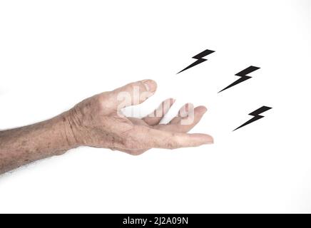 Kribbeln und Taubheit in den Fingern des alten asiatischen Mannes mit Diabetes. Probleme mit dem Fingergefühl. Probleme mit den Handnerven. Isoliert auf Weiß. Stockfoto