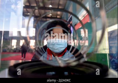 ZHANGJIAKOU, CHINA - 31. MÄRZ 2022 - Ein Grundschüler erlebt den Charme der Technologie im China Mobile Science and Technology Museum i Stockfoto