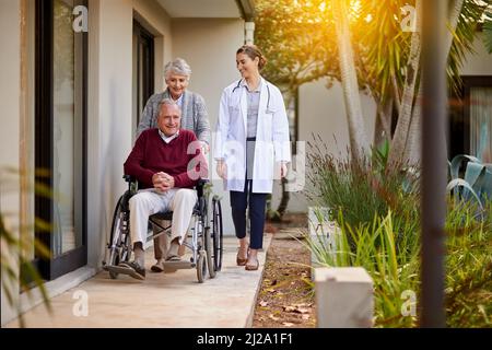 Hes begierig auf Geh nach Hause. Aufnahme eines älteren Paares und einer Krankenschwester vor einem Pflegeheim. Stockfoto