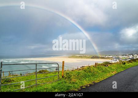 Erstaunlicher Regenbogen über Narin Strand bei Portnoo in der Grafschaft Donegal Irland. Stockfoto