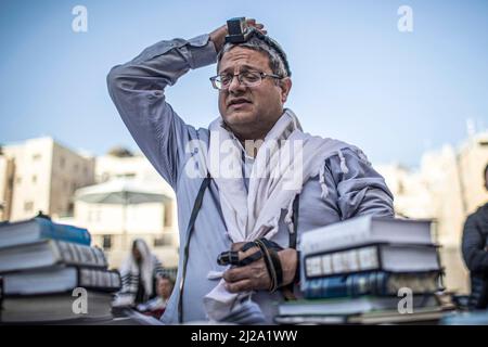 Jerusalem, Israel. 31. März 2022. Das israelische rechtsextreme Knesset-Mitglied Itamar Ben-Gvir betet an der Klagemauer während seines Besuchs auf dem Al Aqsa-Gelände in der Jerusalemer Altstadt. Ben Gvir besuchte das Al Aqsa Gelände am frühen Donnerstagmorgen, nachdem er die Genehmigung der Polizei erhalten hatte. Quelle: Ilia Yefimovich/dpa/Alamy Live News Stockfoto