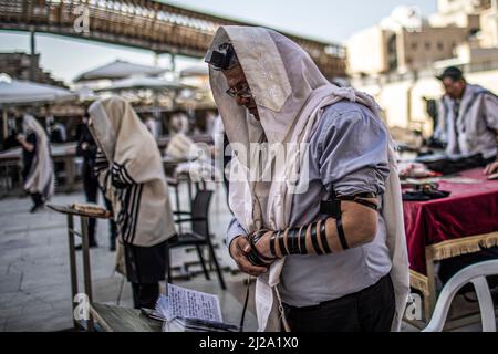 Jerusalem, Israel. 31. März 2022. Das israelische rechtsextreme Knesset-Mitglied Itamar Ben-Gvir betet an der Klagemauer während seines Besuchs auf dem Al Aqsa-Gelände in der Jerusalemer Altstadt. Ben Gvir besuchte das Al Aqsa Gelände am frühen Donnerstagmorgen, nachdem er die Genehmigung der Polizei erhalten hatte. Quelle: Ilia Yefimovich/dpa/Alamy Live News Stockfoto