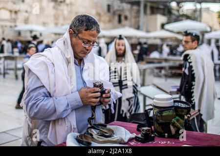 Jerusalem, Israel. 31. März 2022. Der israelische rechtsextreme Knesset-Mitglied Itamar Ben-Gvir (L) betet an der Klagemauer während seines Besuchs auf dem Al Aqsa-Gelände in der Jerusalemer Altstadt. Ben Gvir besuchte das Al Aqsa Gelände am frühen Donnerstagmorgen, nachdem er die Genehmigung der Polizei erhalten hatte. Quelle: Ilia Yefimovich/dpa/Alamy Live News Stockfoto