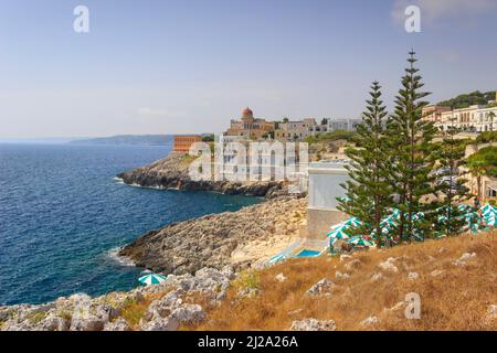 Die schönsten Dörfer Italiens: Santa Cesarea Terme (Apulien). Das elegante orientalische Profil der Stadt blickt auf die Adria. Stockfoto