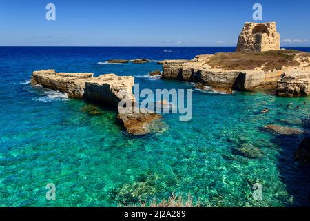 Der schönsten Küste von Apulien: Roca Vecchia, ITALIEN (Lecce). Typische seascape des Salento: Felsen und Ruinen der antiken Wachturm an der Küste. Stockfoto