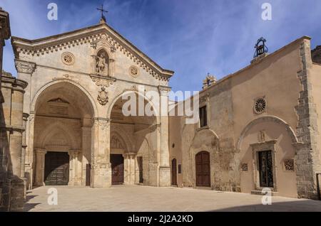 Blick auf die Hauptfassade des Heiligtums des Erzengels San Michael am Monte Sant'Angelo in Apulien, Italien. Stockfoto