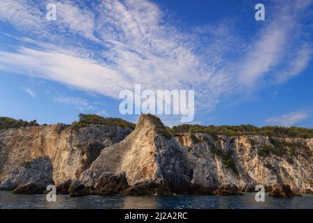 Naturlandschaft des Nationalparks Gargano: Küste der Tremiti-Inseln, Italien (Apulien). San Domino Insel: Blick auf die Stacks Pagliai. Stockfoto