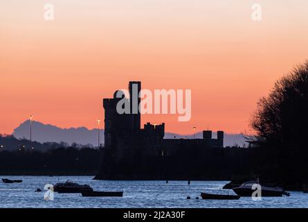 Blackrock, Cork, Irland. 31.. März 2022. BlackRock Castle wird durch das Licht der Morgenröte vom Yachthafen in Cork, Irland, geschildet. - Credit; David Creedon / Alamy Live News Stockfoto