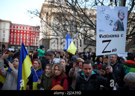 Sofia, Bulgarien - 24. März 2022: Ein Mann hält ein Protestschild mit der Aufschrift "Krieg ist abgeflagt" während einer Demonstration zur Unterstützung der Ukraine einen Monat nach der russischen i. Stockfoto