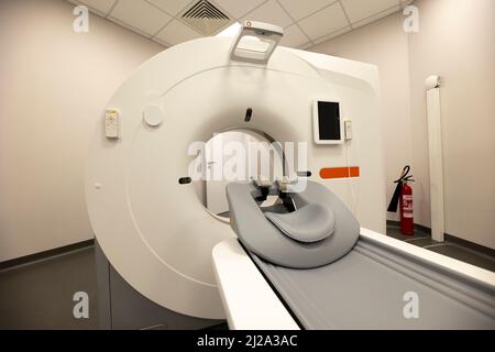 Bei einer computergestützten Tomographie (CT) werden Röntgenstrahlen und ein Computer verwendet, um detaillierte Bilder des Körperinneren zu erstellen. CT-Scans werden manchmal als „CT-Scans“ bezeichnet Stockfoto