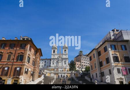 Die Spanische Treppe und ein Boot-förmige Brunnen auf der Piazza di Spagna in Rom, Italien. Am frühen Morgen Panorama-aufnahme nach Regen. Stockfoto