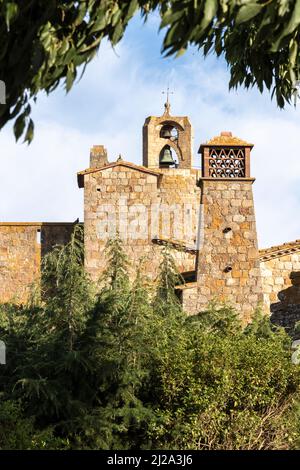 Malerischer Turm im mittelalterlichen Dorf von Kumpels an der costa brava in nordspanien Stockfoto