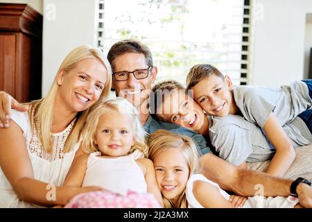 Zusammen ist, wann waren am glücklichsten. Porträt einer glücklichen Familie, die zu Hause viel Zeit miteinander verbringt. Stockfoto