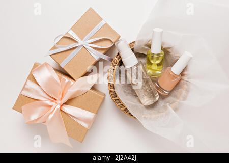 Bio-Kosmetik und Geschenke für den Urlaub. Flach liegend, Draufsicht klare Glas-Pumpe Flasche, Pinsel-Glas, feuchtigkeitsspendende Serum-Glas in einem Papierkorb auf einem Whit Stockfoto