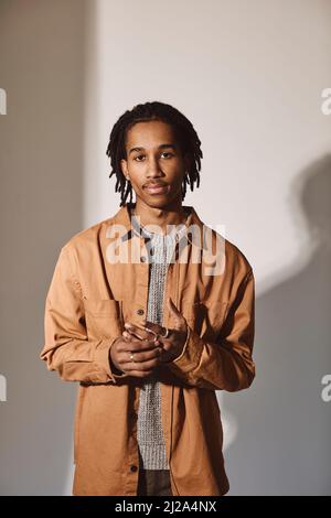 Porträt eines jungen Mannes auf weißem Hintergrund Stockfoto