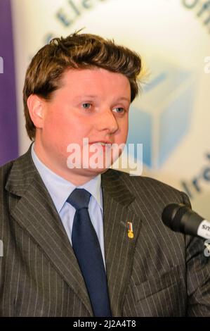 Newtownabbey, Nordirland. 6. Mai 2010. Rodney McCune, Ulster Unionist Party) bei der Generalwahlzählung. Stockfoto