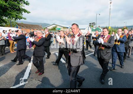 11.. August 2012, Belfast. Die Lehrlinge der Mitglieder der Derry Lodge applaudieren ihren Anhängern, während sie an den Demonstranten von Ardoyne vorbeiziehen. Stockfoto