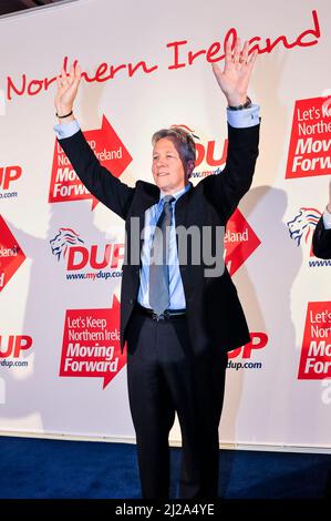 24. November 2012. Belfast, Nordirland. Democratic Unionist Party Leader, Peter Robinson, dank dem Publikum nach seiner Rede auf der Jährlichen Konferenz. Stockfoto