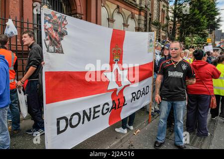 25.. August 2013, Belfast - in der Orange Hall in der Clifton Street versammeln sich loyalistische Demonstranten, um gegen eine republikanische Parade zum Gedenken an Henry Joy McCracken zu protestieren. Stockfoto