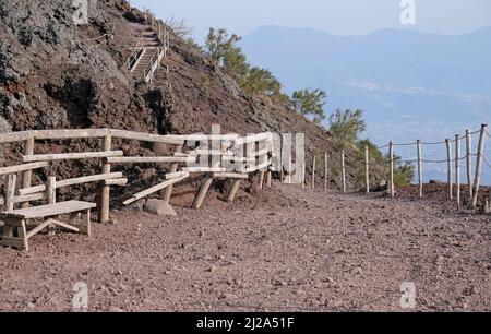 Fußweg auf dem Vesuv, der um den Krater führt Stockfoto
