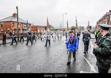 Belfast, Nordirland. 21 Apr 2014 - Feederparade der Jungen von Derry (ABAD) mit Polizeieskorte passiert Ardoyne ohne Zwischenfall. Stockfoto