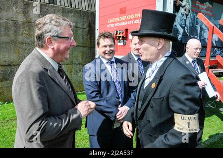 Larne, Nordirland. 26 Apr 2014 - der Abgeordnete Sammy Wilson von DUP trifft Billy Hutchinson, den Anführer der PUP, der die Rolle von Edward Carson spielte Stockfoto