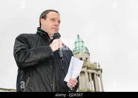 Belfast, Nordirland. 6.. April 2009. Nigel Dodds, MLA für Nord-Belfast, spricht im Regen die Menge vor dem Belfast City Hall an. Stockfoto